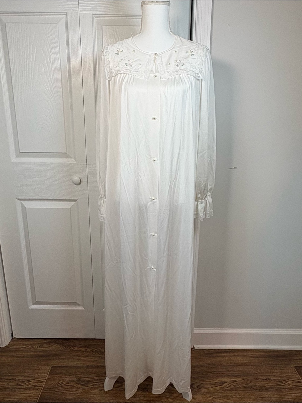 Vintage White Cottagecore Nightgown Lace Embroidered Long Sleeve S